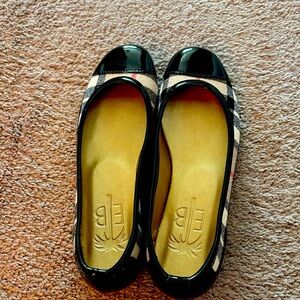 Eliza B Burberry print flat